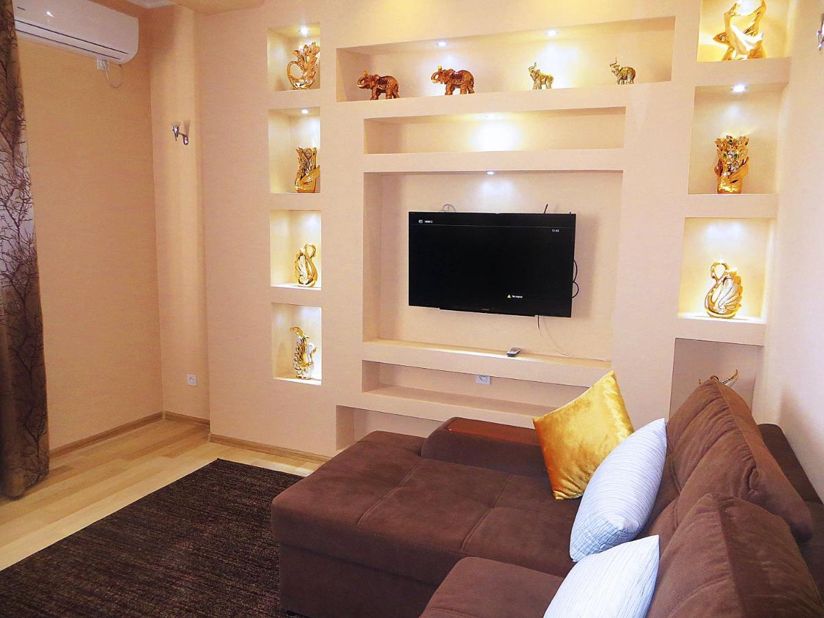 Yellow Apartment In The Center Of Bishkek Exterior photo