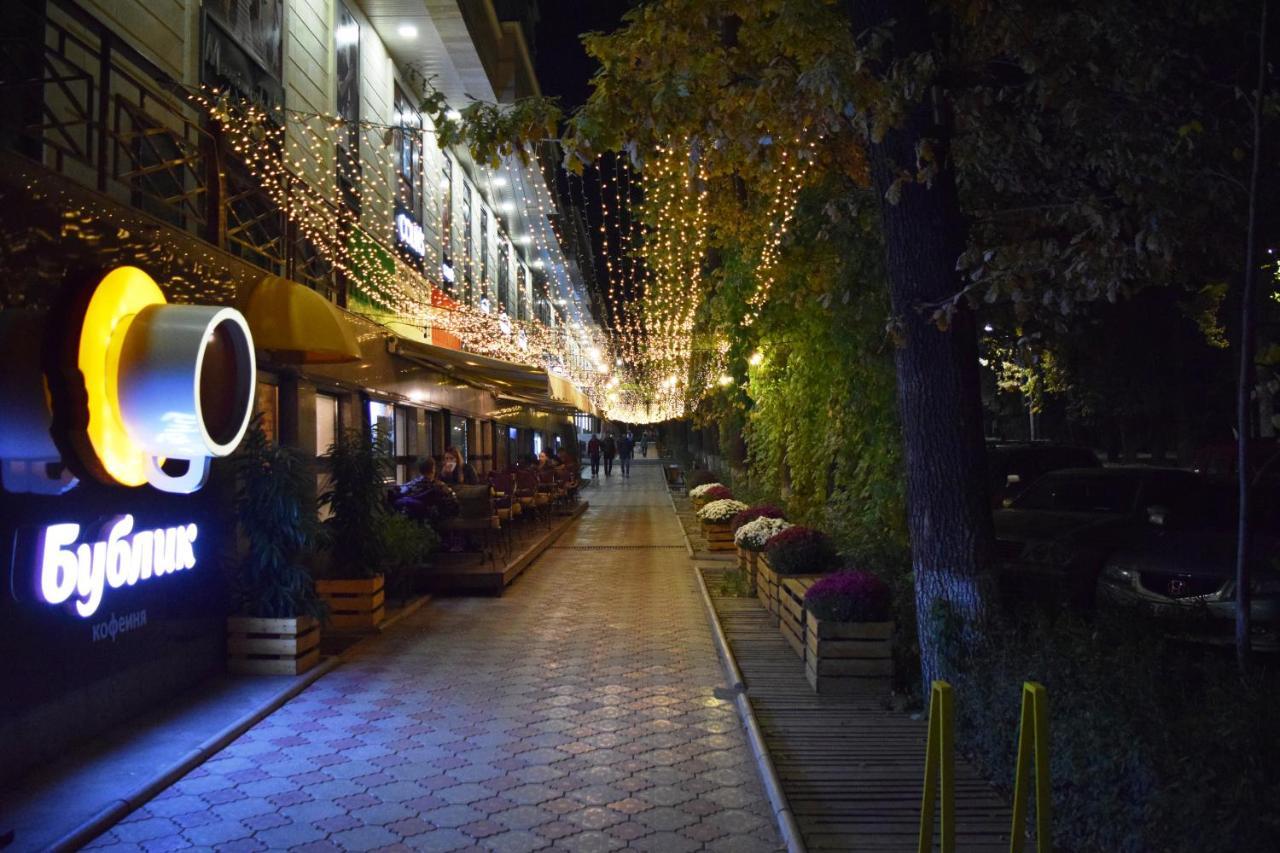 Yellow Apartment In The Center Of Bishkek Exterior photo